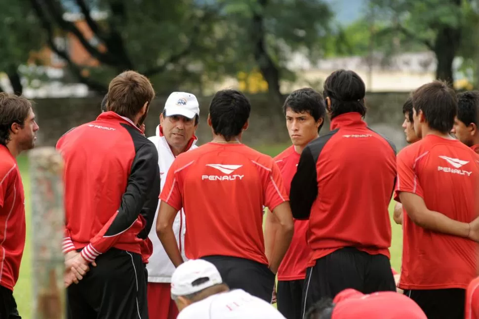 MOMENTO DE CORREGIR ERRORES. Carlos Roldán trabajará tratando de achicar el margen de error para el tramo decisivo del torneo. El DT quiere un equipo sólido, sin fisuras para ir en busca del ascenso. 