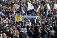 Emotiva y multitudinaria despedida a Benedicto XVI en la plaza San Pedro