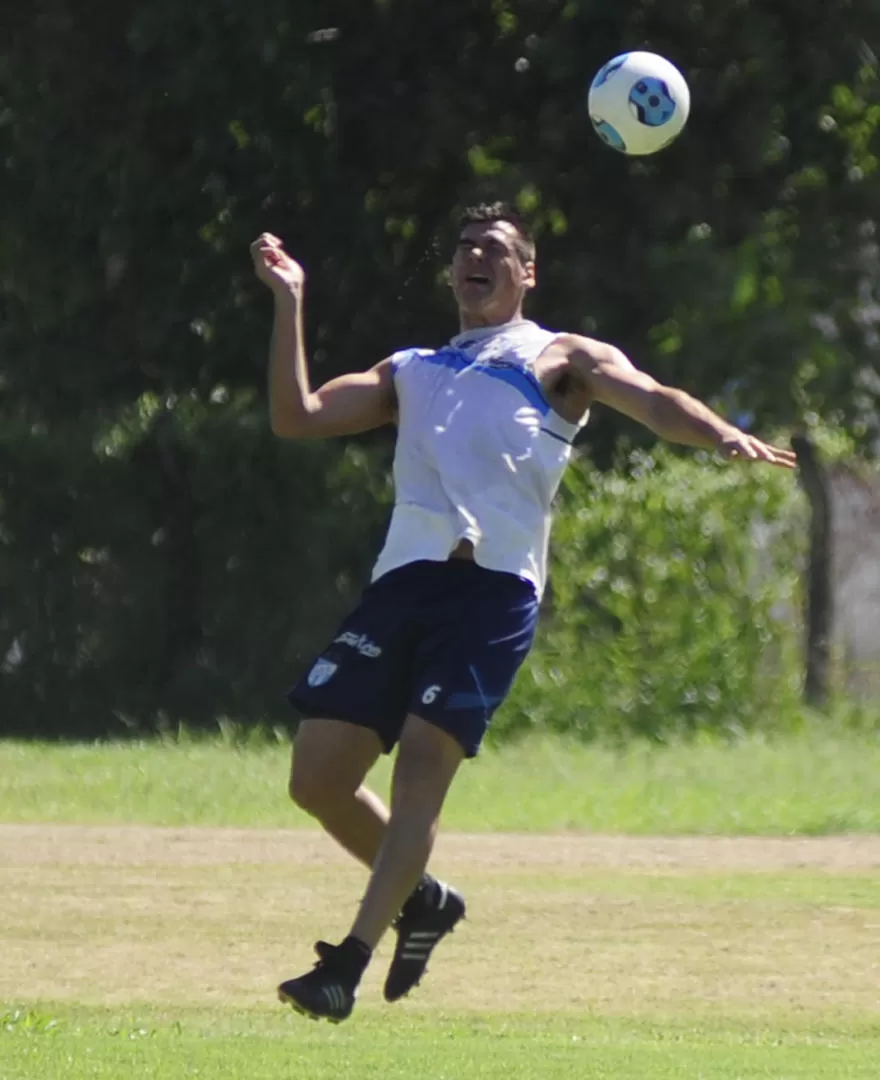 ES MÍA. Líder Mármol cabecea durante el entrenamiento de ayer. El defensor concuerda con todos: Defensa les sacó la pelota. LA GACETA / FOTO JORGE OLMOS SGROSSO