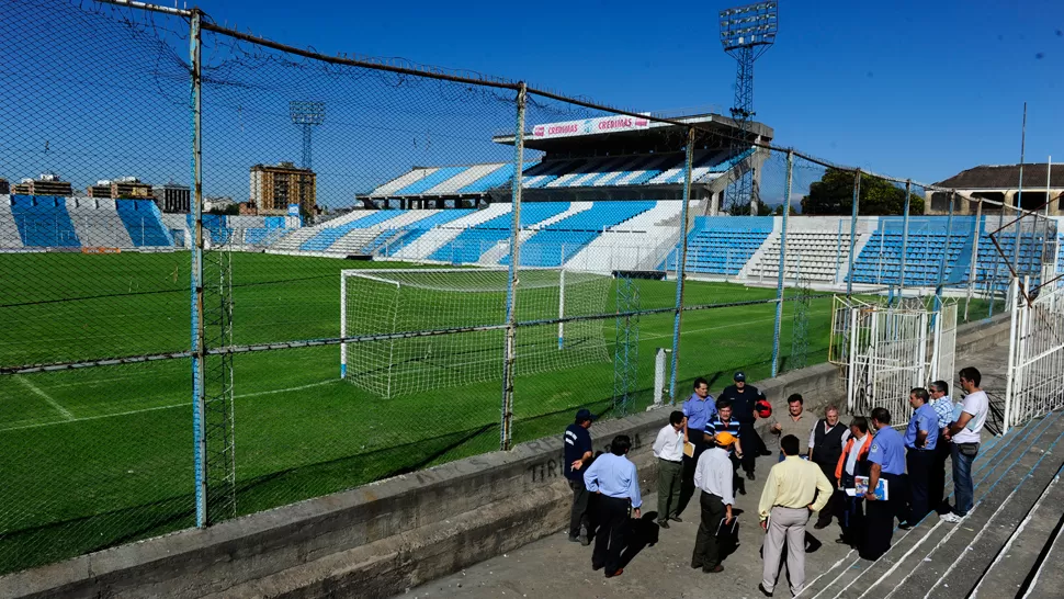 TODO LISTO. Inspectores de Defensa Civil recorrieron esta mañana el Monumental. LA GACETA / JORGE OLMOS SGROSSO