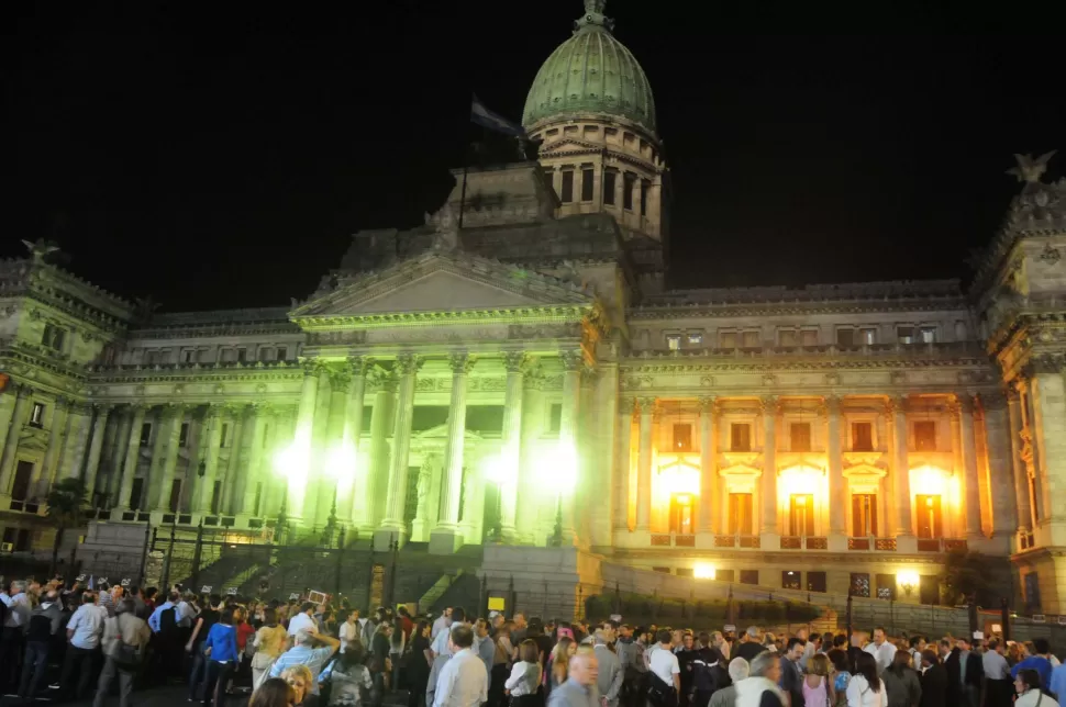 MARCHA Y REPUDIO. Cientos de manifestantes se manifestaron en contra del acuerdo ayer, durante la sesión de Diputados. DYN