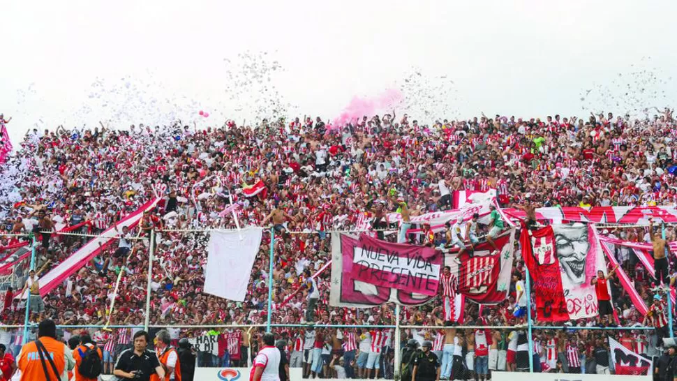 LLENO. La última vez, los hinchas santos reventaron la tribuna de calle Bolivia. LA GACETA / ARCHIVO