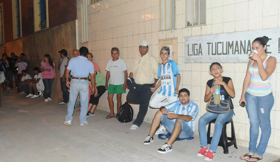 LARGA NOCHE. Los hinchas de Atlético no se quieren quedar sin entradas. LA GACETA