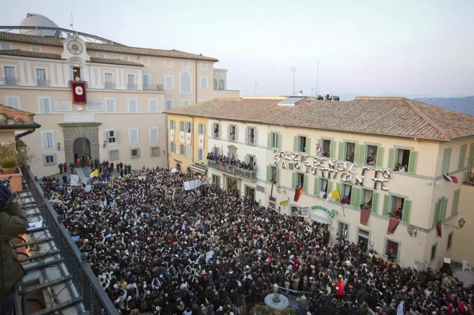 DESDE CASTELGANDOLFO. El papa saluda a la multitud que se concentró en la plaza Libertad de la villa veraniega romana. Allí vivirá los próximos meses. EFE 