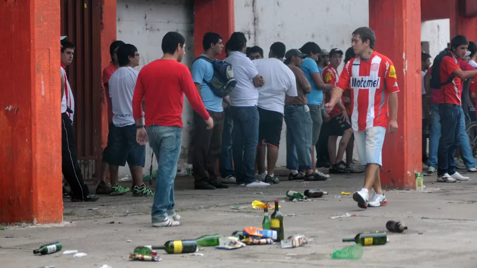 BOTELLAS VACIAS. En La Ciudadela también hubo desmanes. LA GACETA/FOTO DE INES QUINTEROS ORIO