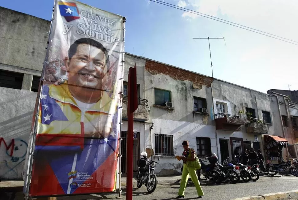 PRESENCIA. El afiche fue colocado en la zona del hospital donde está internado el presidente bolivariano. REUTERS 