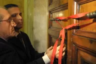 Un sacerdote italiano quema una foto de Benedicto XVI durante la misa