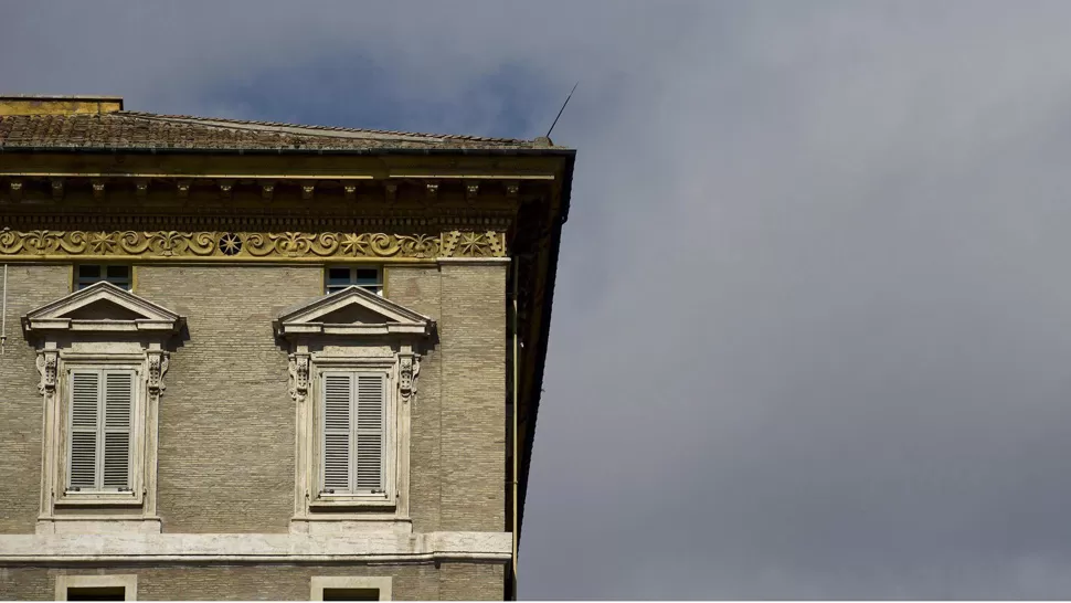 CERRADO HASTA NUEVO AVISO. La ventana del departamento papal volverá a abrirse cuando haya un papa en ejercicio. EFE