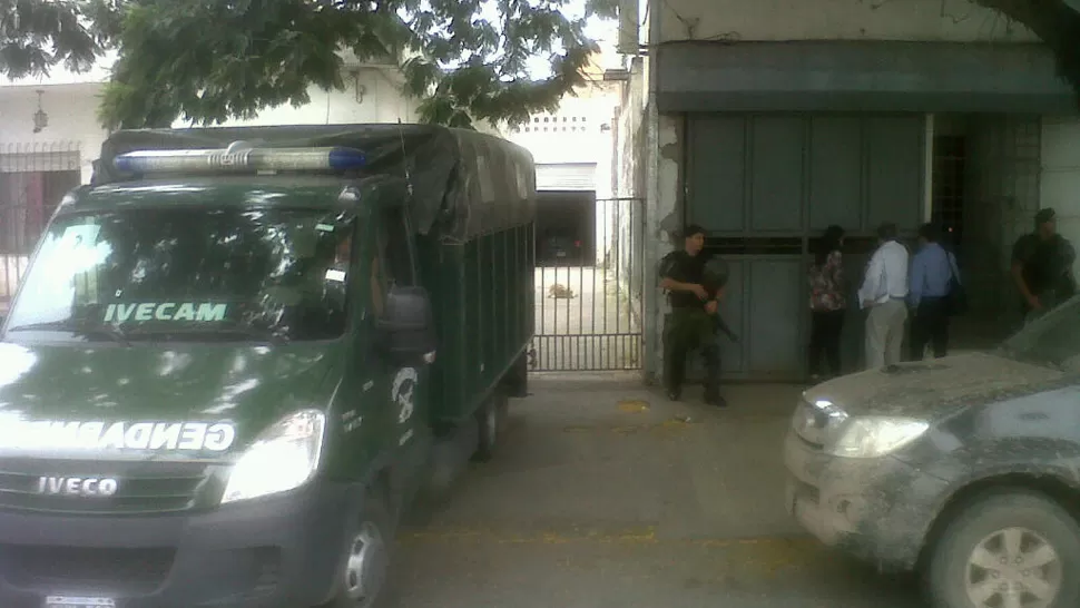 ESTRICTA SEGURIDAD. El operativo conmovió al barrio en donde vive El Mono Ale. LA GACETA / FOTO DE JORGE OLMOS SGROSSO