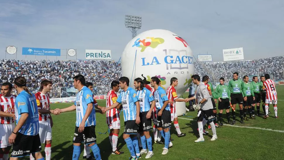 LISTOS PARA SALIR A LA CANCHA. Ya se definió cómo formaran decanos y santos. LA GACETA (ARCHIVO)