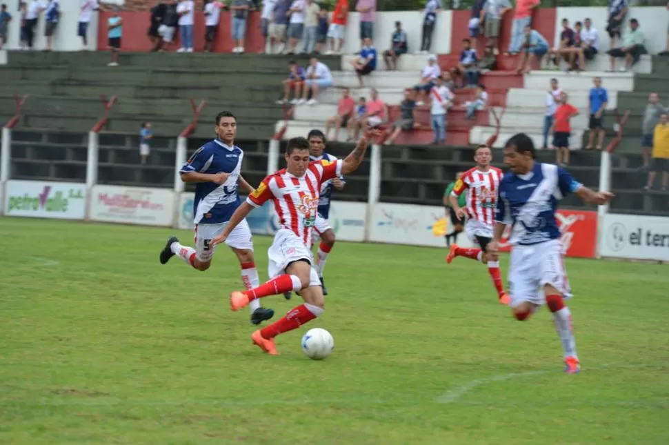 IMPARABLE. Gonzalo Rodríguez marcó dos goles y complicó al fondo de Guaraní 