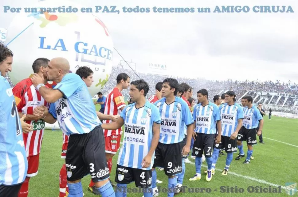 RIVALES, NUNCA ENEMIGOS. El sitio oficial de Atlético muestra un afiche con el saludo de los jugadores durante uno de los amistosos del año pasado, dejando en claro que la única diferencia son los colores. 