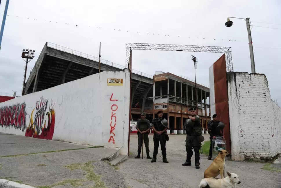 EN LA REMISERÍA. En la sede de la empresa Cinco Estrellas los gendarmes custodiaron la entrada y cortaron el tránsito en avenida Kirchner al 1.900, para que los agentes de la UIF buscaran documentación sobre lavado de activos.  