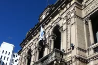 En la Casa de Gobierno izaron la bandera a media asta