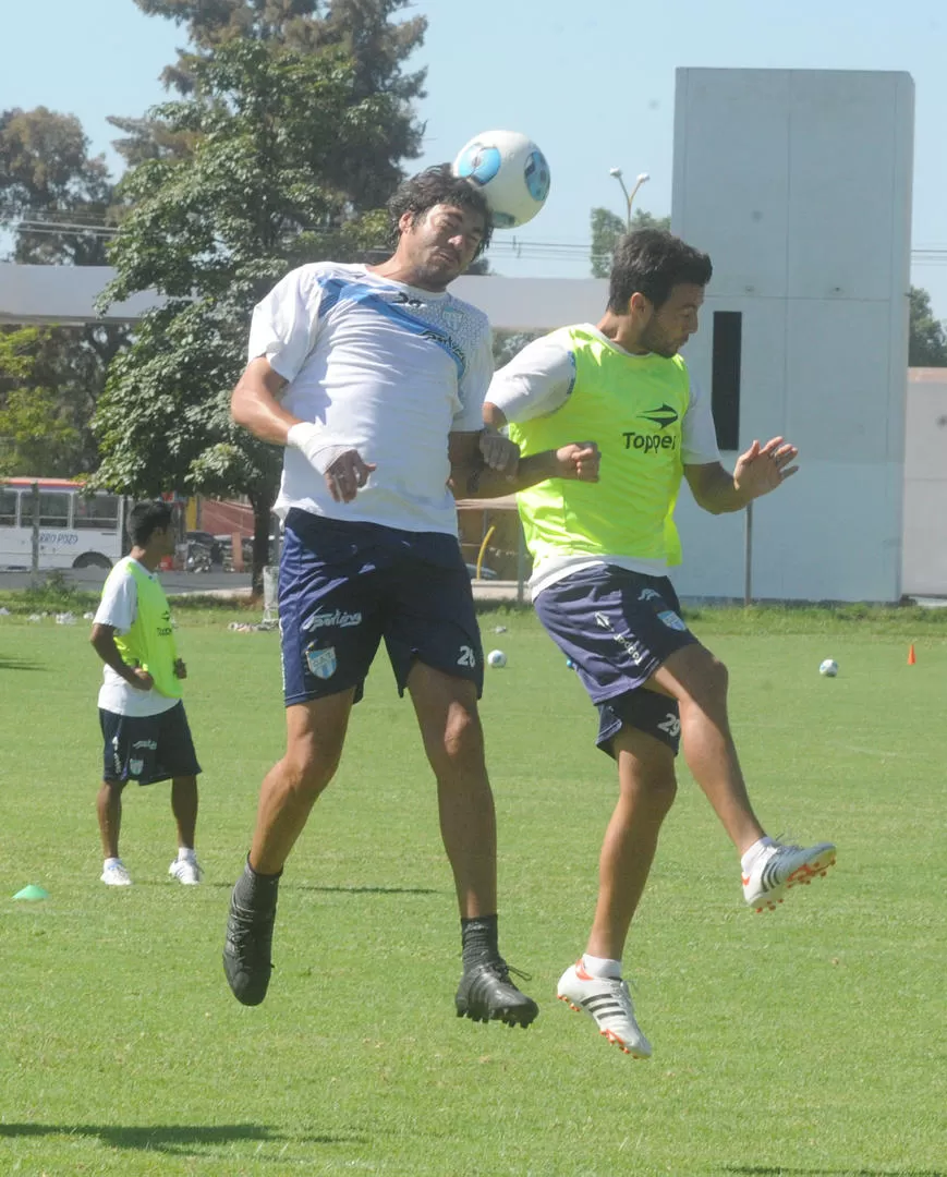 EN LAS ALTURAS. Pereyra aprovecha su tamaño y le gana arriba la disputa del balón a Pancho Dutari, que hoy ocupará un lugar en el banco de suplentes de Atlético. LA GACETA / FOTO DE ANTONIO FERRONI