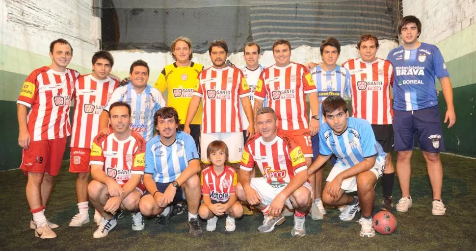 QUE HOY SE REPITA. Decanos y santos posaron para LG Deportiva con alegría. Nada mejor que atenuar la ansiedad por el gran clásico que jugar un picado, y entre amigos unidos por una misma pasión. 