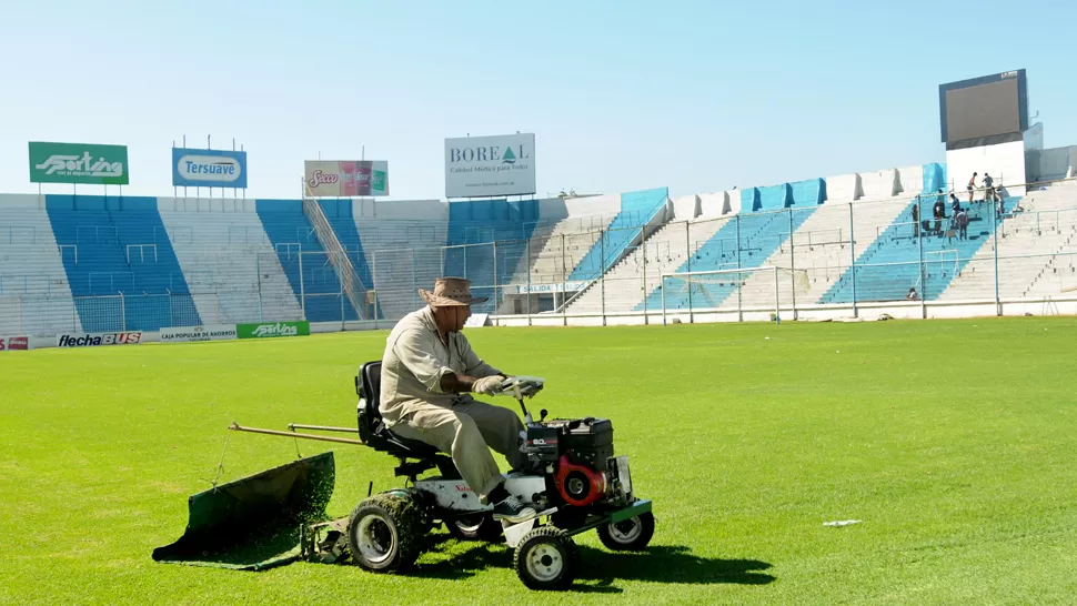 EN PLENA TAREA. Jorge Vázquez cortó ayer por la mañana el césped del campo del Monumental. LA GACETA / FOTO DE MARIA SILVIA GRANARA