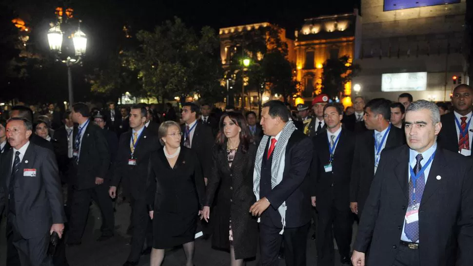 CAMINATA. Chávez, junto a otros mandatarios en las inmediaciones de la plaza Indepdencia. LA GACETA / FOTO DE JUAN PABLO SANCHEZ NOLI