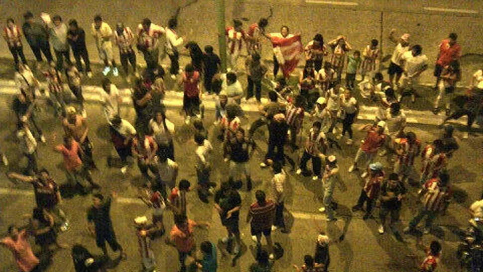 ALIENTO. Los cirujas cantaron a sus colores y a sus jugadores, frente al parque 9 de Julio. FOTO TOMADA DE TWITTER.COM/RUBENEL8