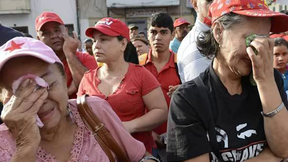 CONGOJA. Simpatizantes del presidente Chávez se reunieron en las diferentes plazas Bolívar del país para expresar su pesar. FOTO TOMADA DE EL UNIVERSAL /AFP