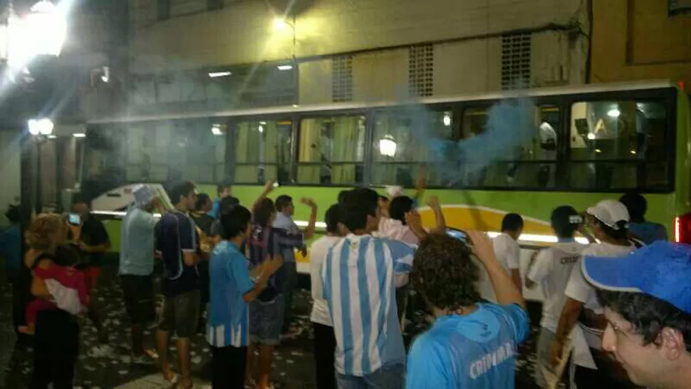 ALIENTO. Los jugadores decanos sintieron ayer la compañía de sus hinchas en la puerta del hotel donde concentran. FOTO TOMADA DE TWITTER.COM/SOYDECANO939