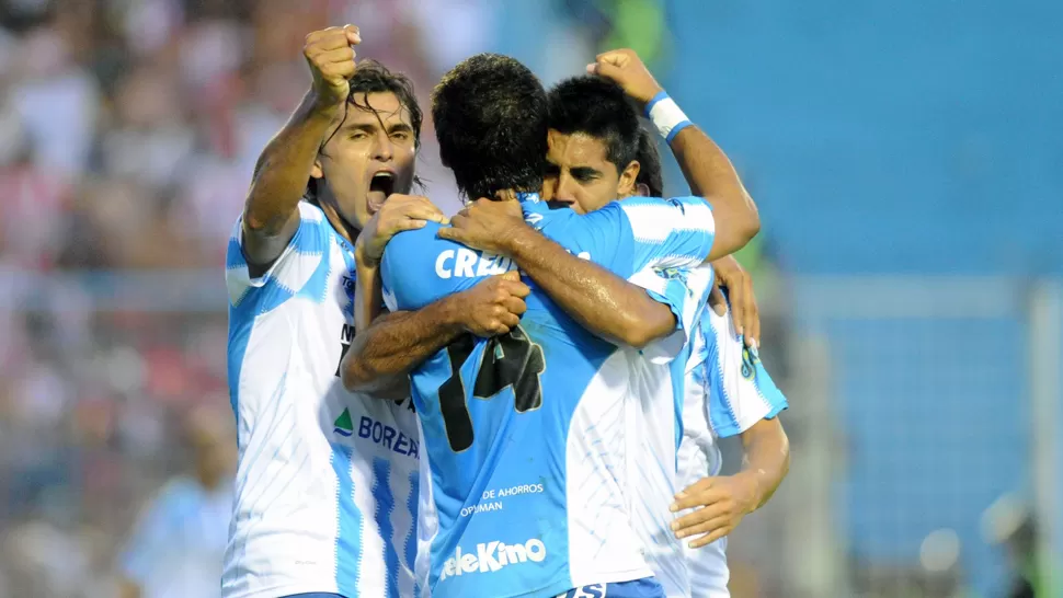 ABRAZO INOLVIDABLE. More celebra su gol con sus compañeros. LA GACETA / FOTO DE HECTOR PERALTA