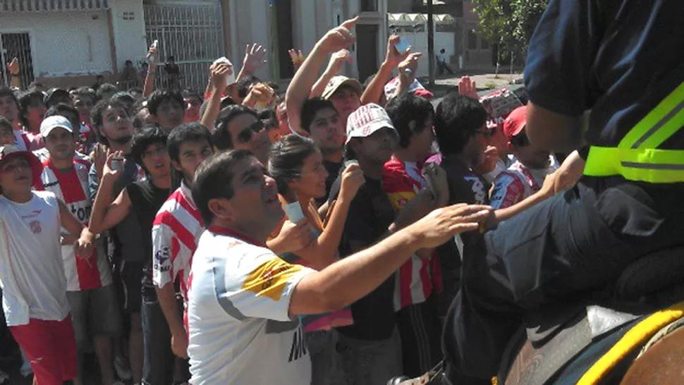 TENSION. Luego de que se filtrara un centenar de hinchas del santo, la Policía reforzó el control. LA GACETA / FOTO DE JOSE INESTA