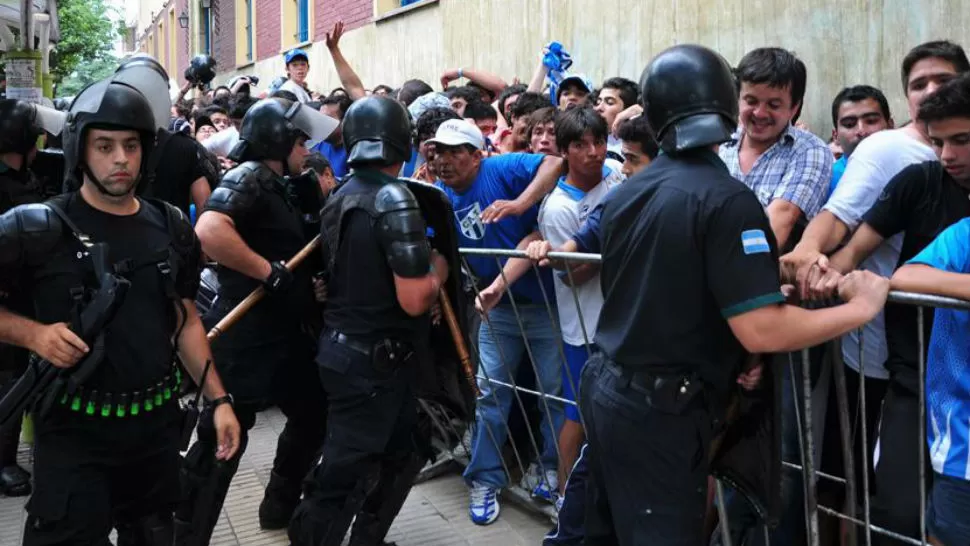 CANJE DE ENTRADAS. Incidentes que no pasaron a mayores. LA GACETA / INES QUINTEROS ORIO