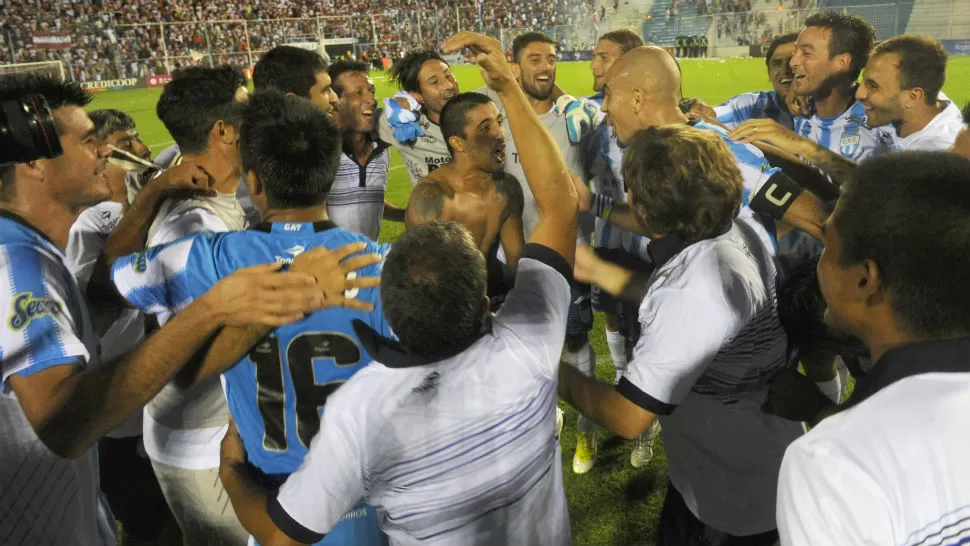 FESTEJO. Los jugadores celebran el triunfo. LA GACETA / HECTOR PERALTA