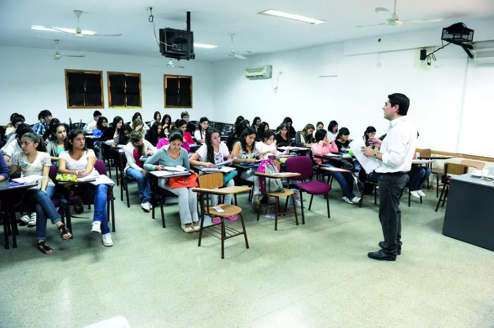 APOYO. Los aspirantes participan de un curso introductorio con miras a los exámenes del 21 y 22 de marzo. LA GACETA / FOTO DE JORGE OLMOS SGROSSO