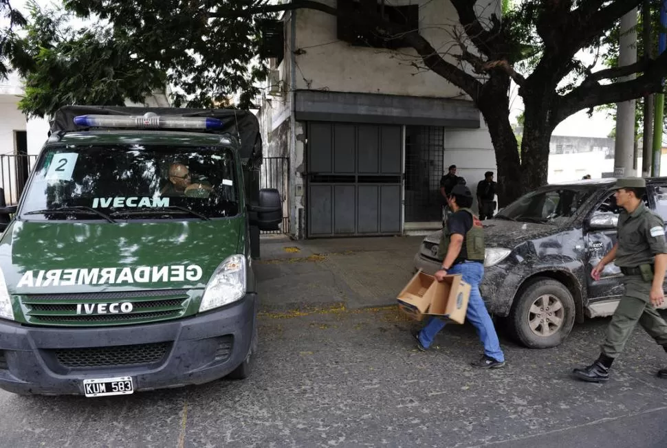 ALLANAMIENTO. En varias cajas, el personal de Gendarmería Nacional retiró los elementos secuestrados en la vivienda de Ángel El Mono Ale. LA GACETA / FOTO DE JORGE OLMOS SGROSSO