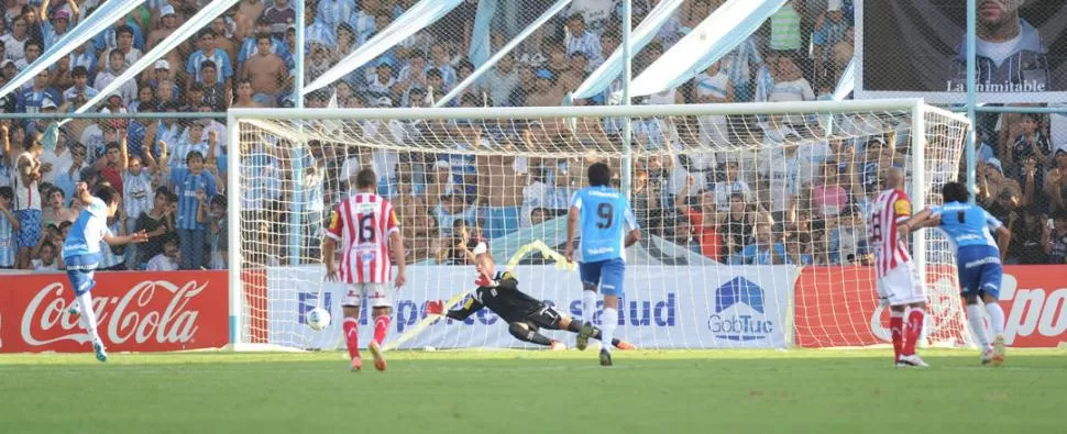 MOMENTO CUMBRE. Gonzalo Ojeda le ataja el penal a Luis Rodríguez. Fue la última jugada del primer tiempo. En el complemento llegaría el gol, en off side, de César More, que encaminó la victoria decana 