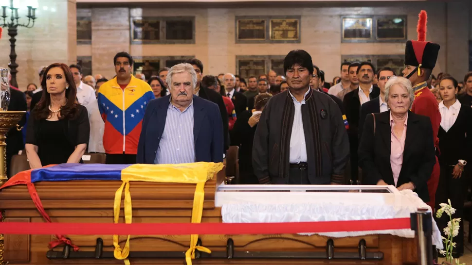 CEREMONIA. Cristina estuvo presente cuando abrieron el féretro de Chávez. REUTERS