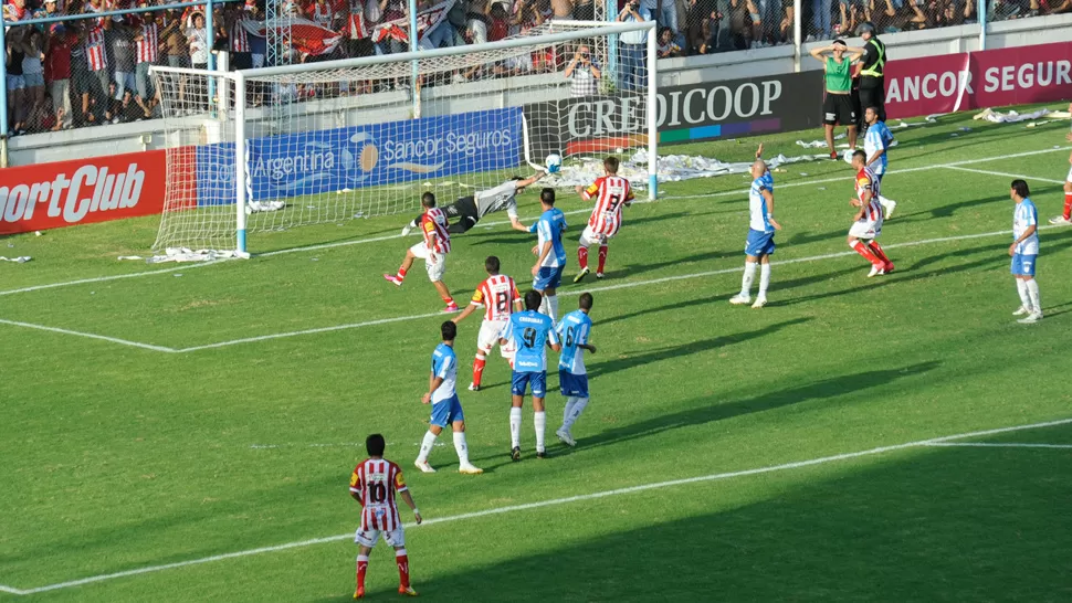 VINO EL GOL. Ibáñez desvió el remate de Nico Roldán y venció a Lucchetti en el arco. LA GACETA / FOTO DE JUAN PABLO SANCHEZ NOLI