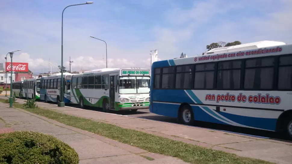 INMOVILES. Los colectivos de la firma en conflicto permanecen parallizados en el Parque 9 de Julio. LA GACETA / FOTO DE CARLOS FRIAS