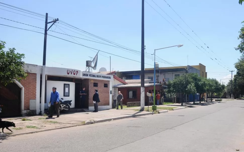 EN EL BARRIO. Dentro del edificio de la Unión Vecinal Obispo Piedrabuena funciona el local de la dependencia policial, que cuenta con dos agentes. LA GACETA / FOTO DE MARíA SILVIA GRANARA