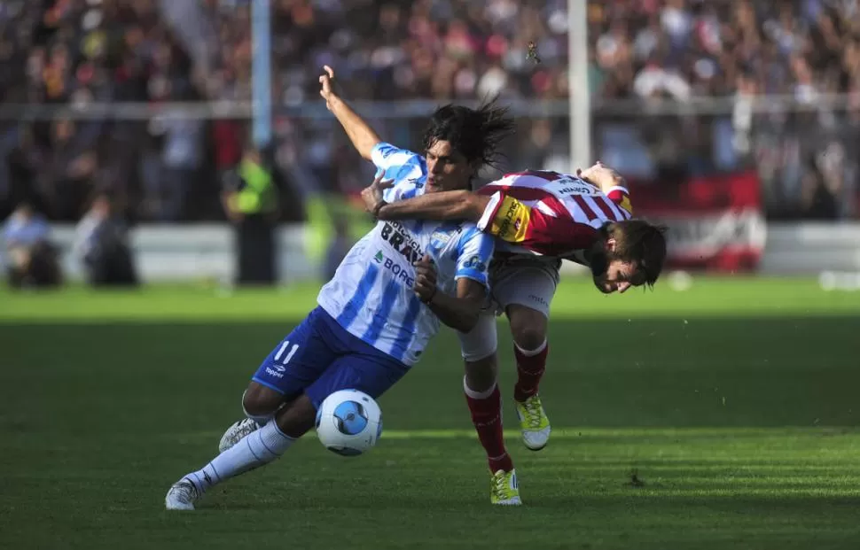 PERMISO... Goicoechea no puede parar a un Montiglio que llegará al área, amagará y luego asistirá a Pereyra en el 1-0. 