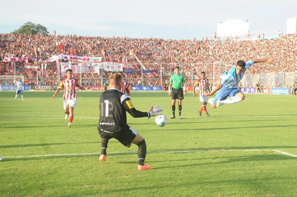 HIZO MUCHO PERO... Ojeda le tapa el tiro a Ballini mientras González y Molina miran sin poder hacer nada. El 1 se quedó con la pelota del 5 y con muchas otras, pero no pudo evitar la caída de su equipo. 