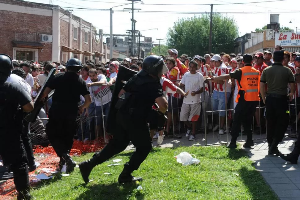 SE VIENE EL DESBANDE. Los hinchas de San Martín no quisieron esperar y voltean las vallas para ingresar al Monumental. 