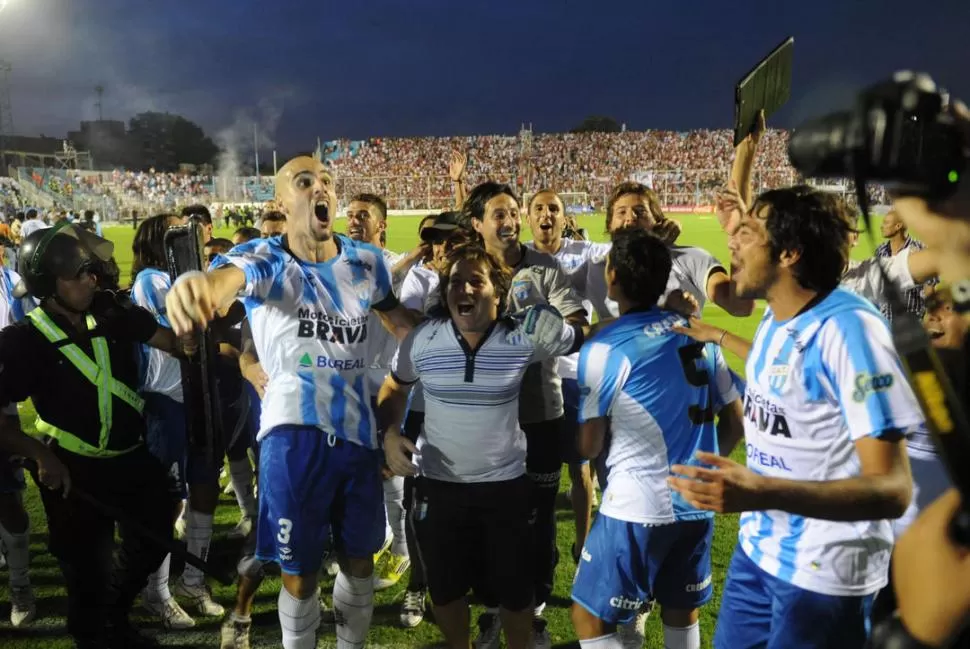 EN CASA MANDAMOS NOSOTROS. Barone, Lucchetti, Pereyra y los demás saltan al compás de un Monumental rugiente. El estadio de 25 de Mayo y Chile volvió a ser un salón de fiesta para sus dueños. 