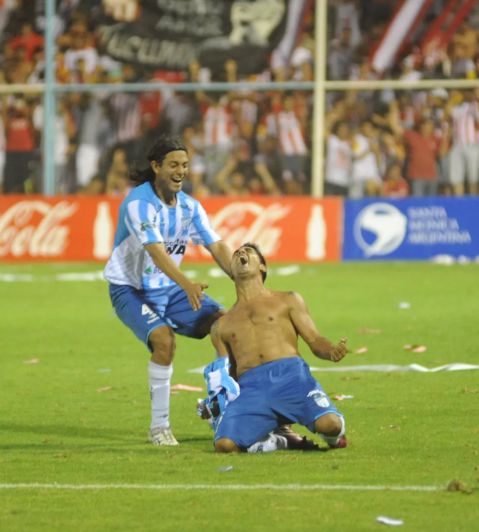 PARTIDO LIQUIDADO. Ladino corre al encuentro de un Bustamante enloquecido por el gol que aniquiló las ilusiones santas. 