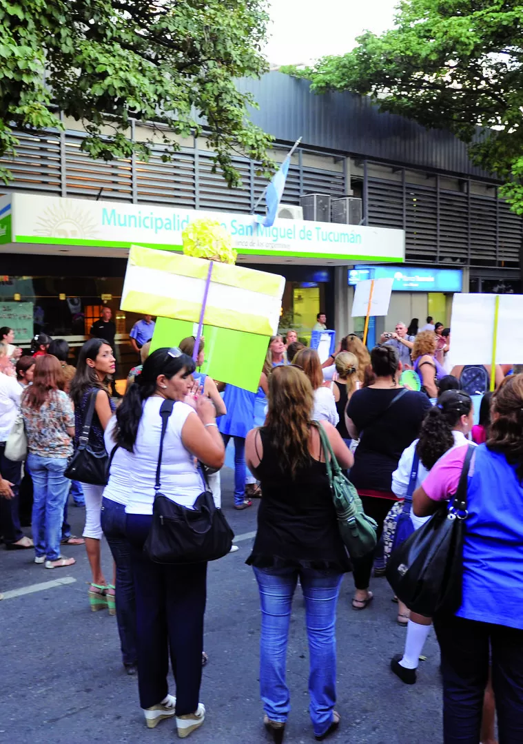 PROTESTA. Docentes municipales se apostaron ayer frente al municipio. LA GACETA / FOTO DE OSVALDO RIPOLL