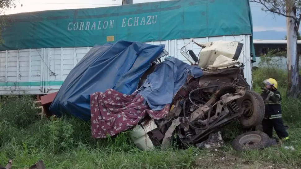 IMPACTO FRONTAL. La camioneta y el camión chocaron de manera violenta en la ruta 301. LA GACETA / FOTO DE ALVARO MEDINA