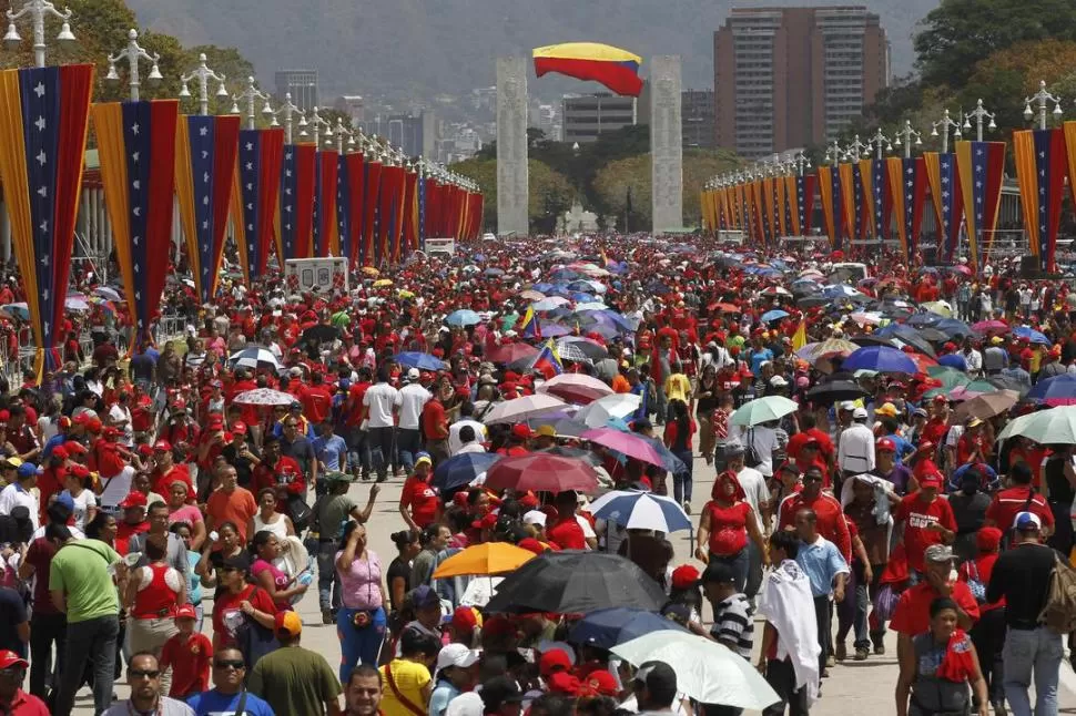 UNA MAREA HUMANA. Cientos de miles de venezolanos pugnan por llegar hasta la Academia Militar del Ejército para despedir los restos del presidente. Tanta afluencia popular impulsó al Gobierno a extender en siete días el funeral. PRESIDENCIA DE LA NACION