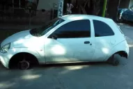Dejó su auto en la calle y le robaron todas las ruedas (hasta la de auxilio)