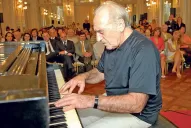 El Senado distingue a Miguel Angel Estrella por su trayectoria