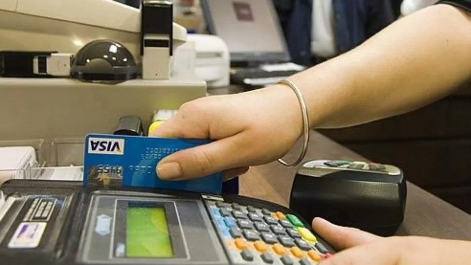 Cómo funcionaría la tarjeta del Gobierno para pagar las compras del súper