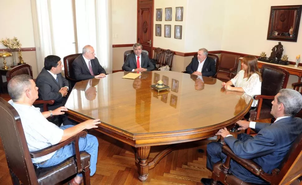 TRIBUNALES. Estofán (de espaldas y de traje) recibió a dirigentes opositores. LA GACETA / FOTO DE HECTOR PERALTA