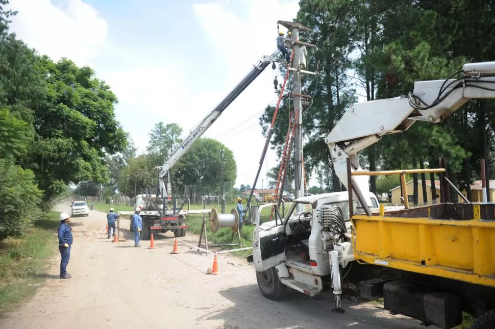 EN GRÚA. El personal de EDET reconectó el cableado para brindar el servicio. LA GACETA / FOTO DE OSVALDO RIPOLL