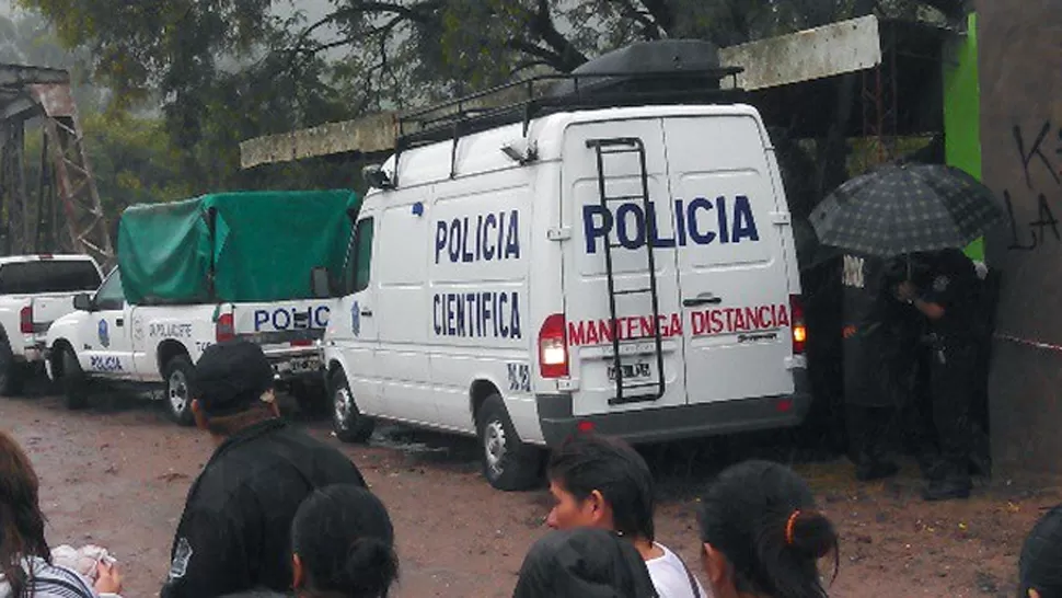 LUGAR DEL HALLAZGO. El cuerpo estaba a pocos metros del puente de hierro que une El Cadillal con Las Mesadas. LA GACETA / FOTO DE JOSE INESTA